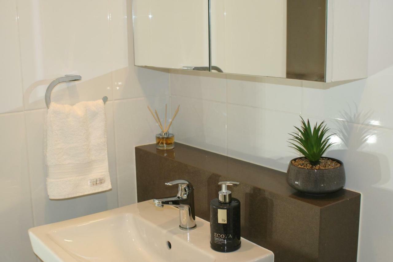 Governor Luxe 1 Bedroom Apartment In The Heart Of Barton Wifi Gym Wine Secure Parking Canberra Kingston Exterior photo